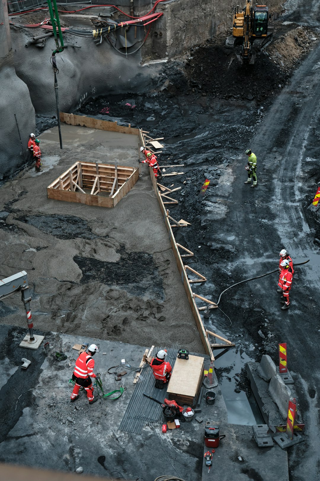 Cuadrilla de obreros trabajando en una cimentación de gran escala