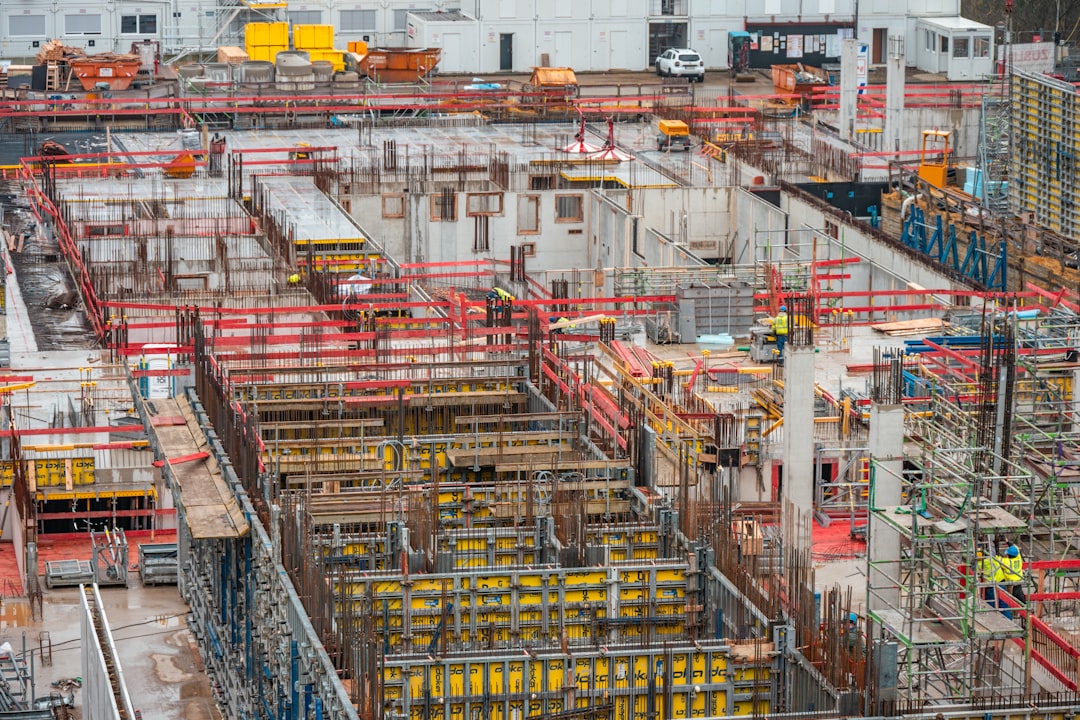 Estructuras de concreto armado con andamiaje en obra