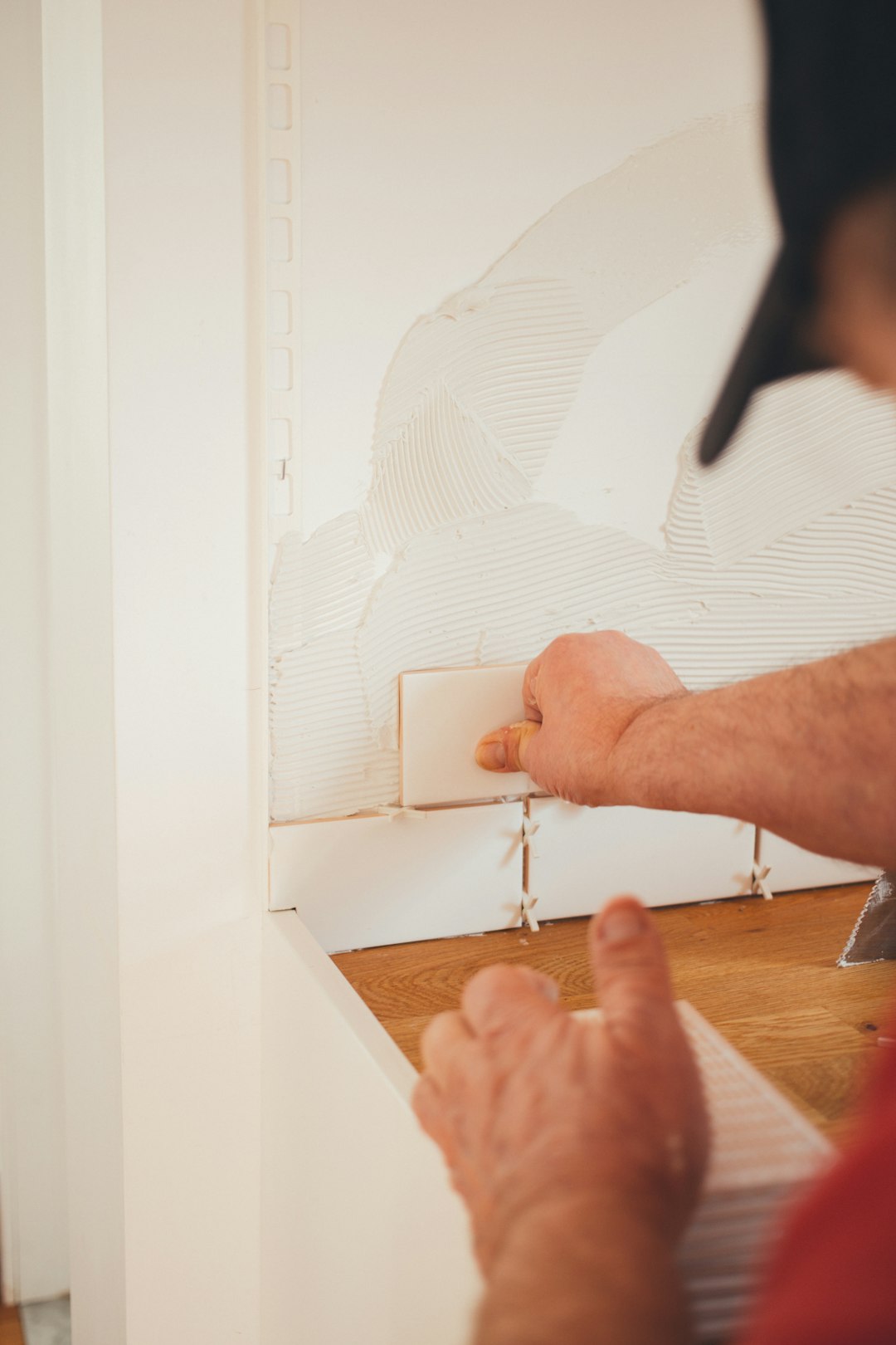 Imagen referencial del enchapado de una pared de cocina