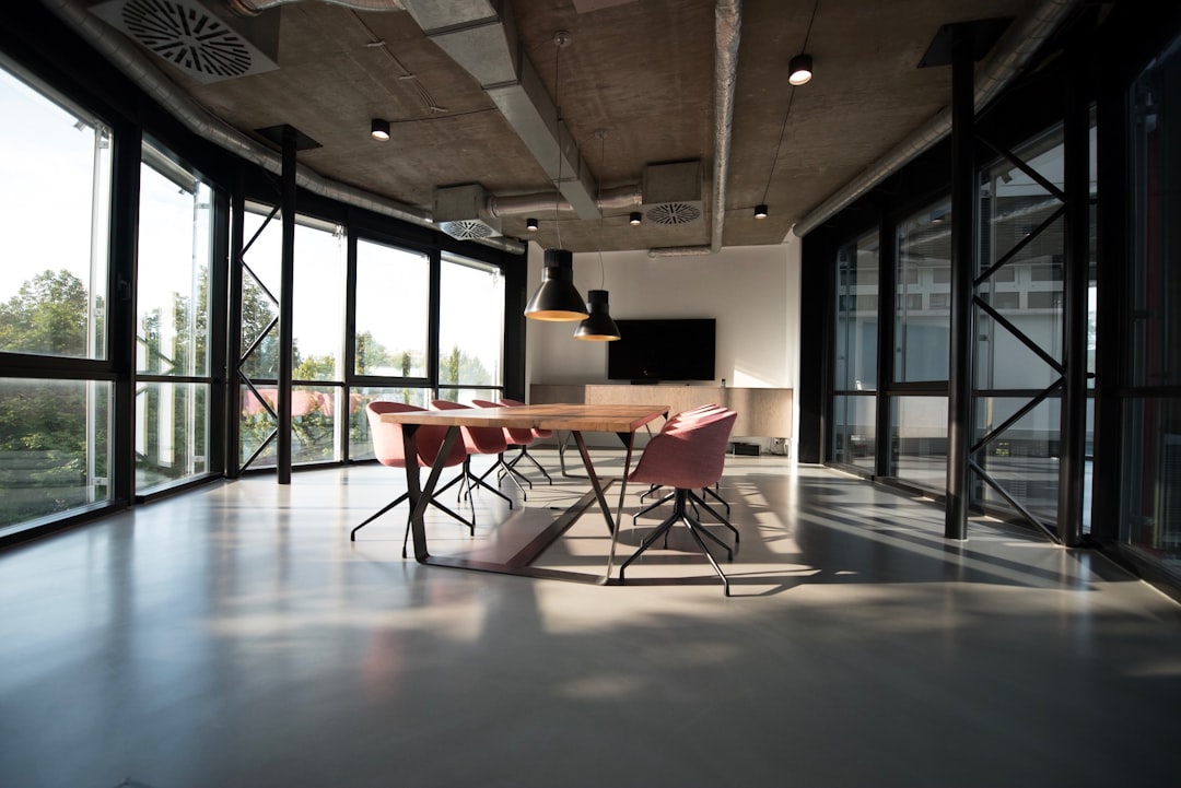 Sala de directorio corporativa amplia con mesa de reuniones y acabados terminados
